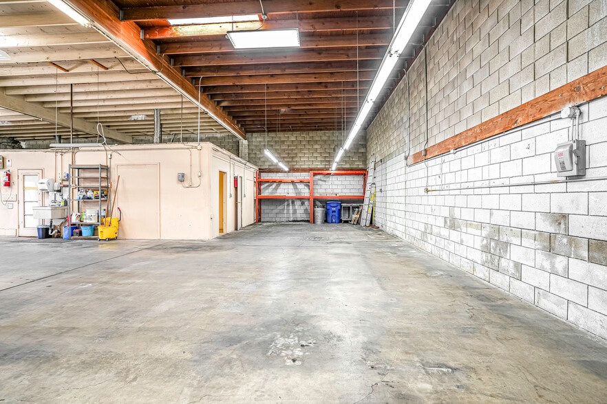 More Photos Of 921 Coolidge Ave, National City Light Manufacturing For Sale