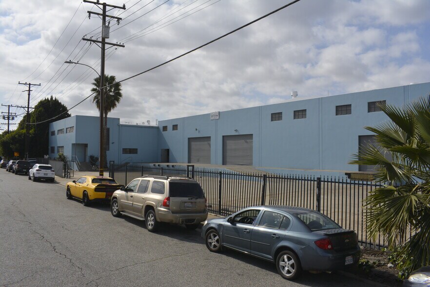 More Photos Of 2645 Yates Ave, Commerce Distribution For Lease