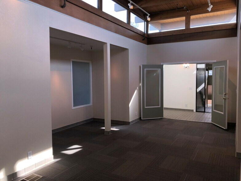 More Photos Of 1020-1040 Clinton St, Napa Office For Lease