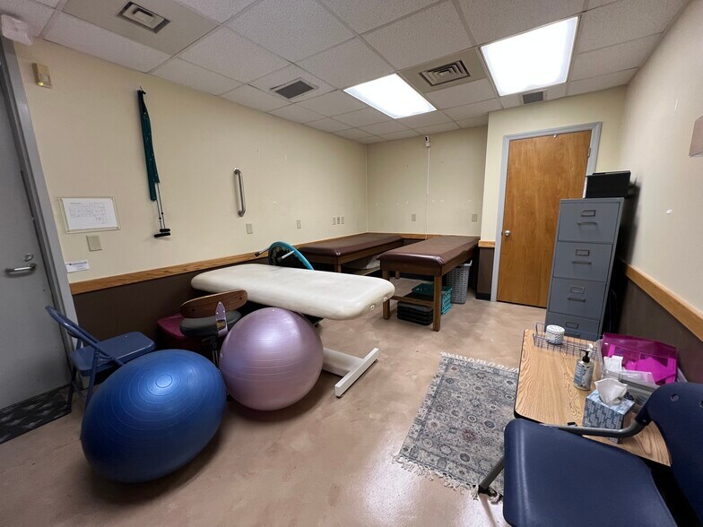 More Photos Of 872 Ohio Pike, Cincinnati Medical For Sale
