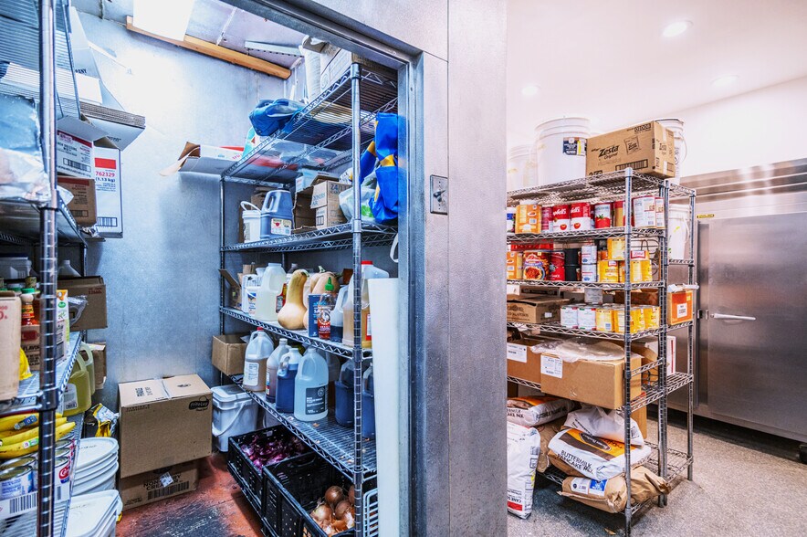 More Photos Of 614 NW Cedar Ave, Redmond Restaurant For Sale