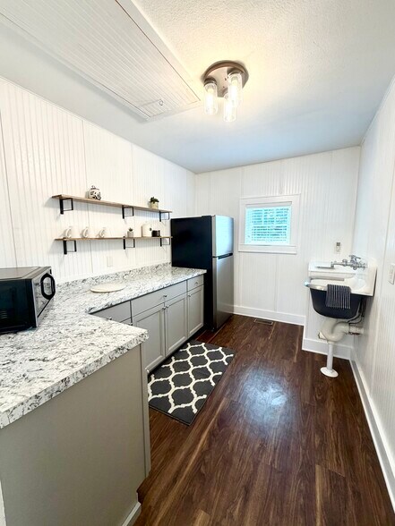 More Photos Of 904 W Lamar Alexander Pky, Maryville Office For Lease