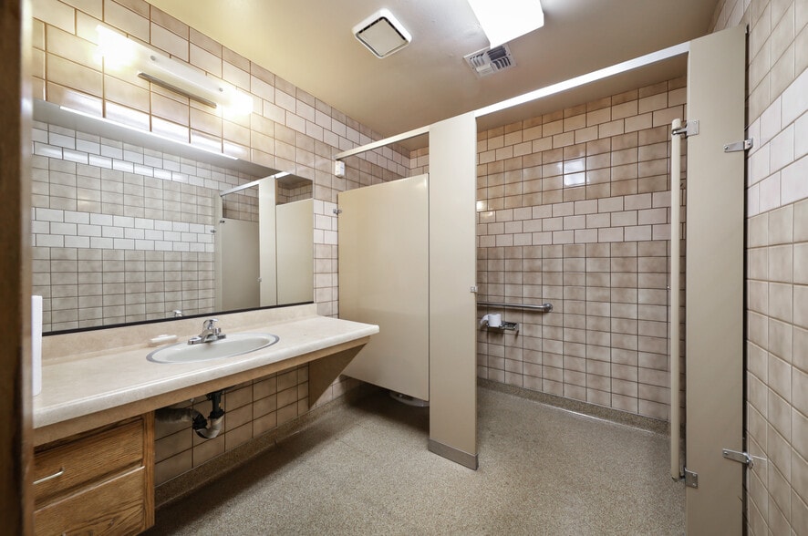 More Photos Of 931 26th St, Bakersfield Movie Radio TVStudio For Sale