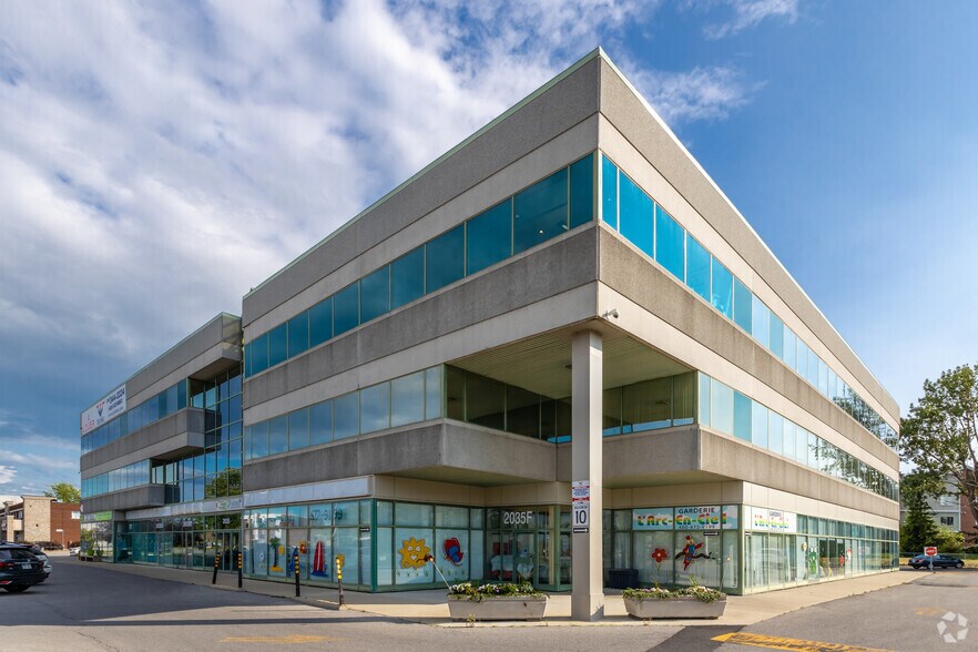 More Photos Of 2035 Av Victoria, St-Lambert Office For Lease