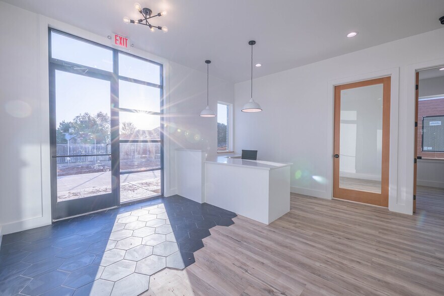 More Photos Of 8343 Upland Ave, Lubbock Office For Sale