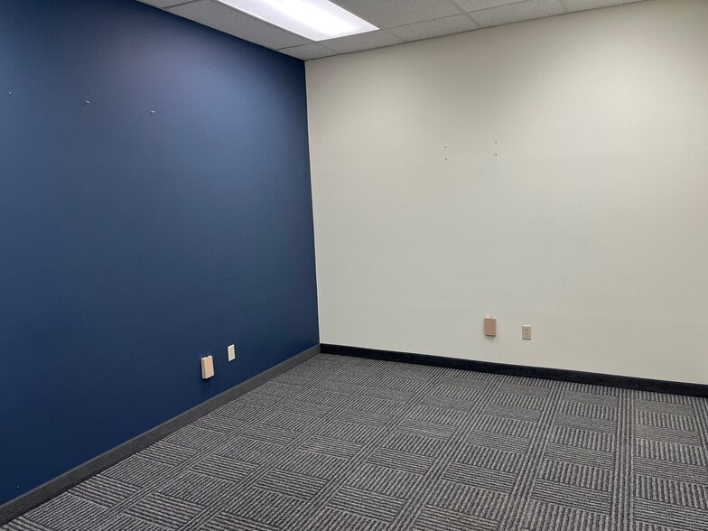 More Photos Of 100 N Morain St, Kennewick General Retail For Lease