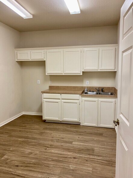 More Photos Of 1206 Bent Oaks Ct, Denton Medical For Lease