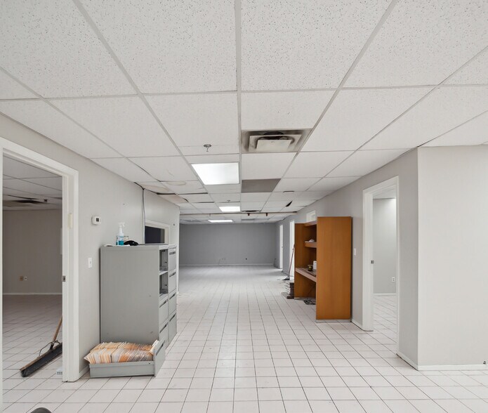 More Photos Of 270 Pennsylvania Ave, Vaughan Light Distribution For Sale