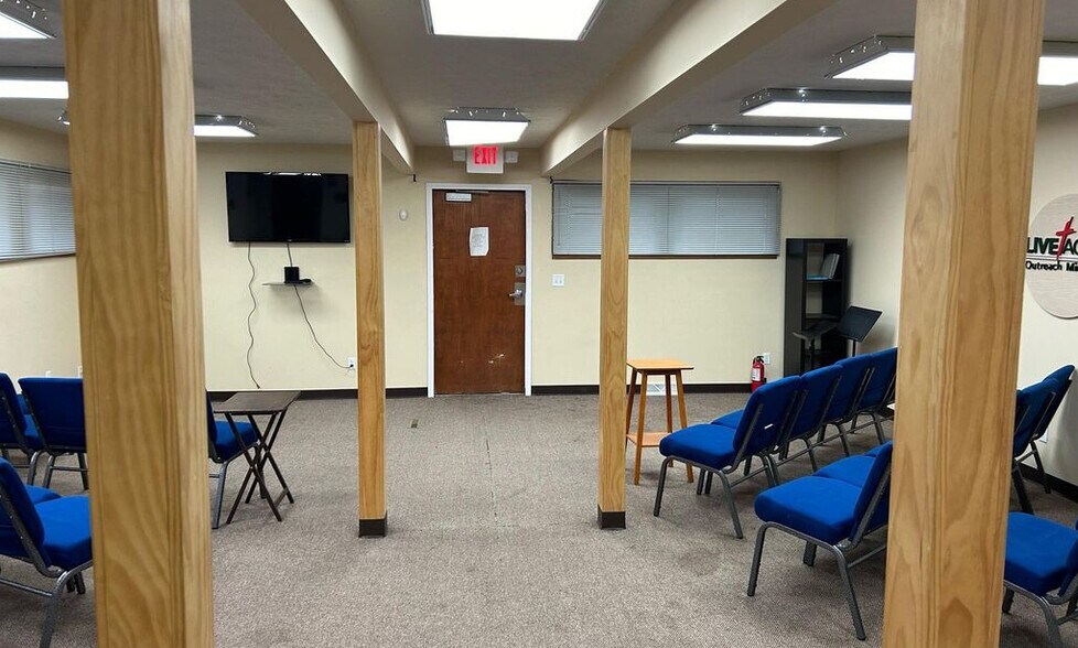 More Photos Of 2025 W Holmes Rd, Lansing Medical For Lease