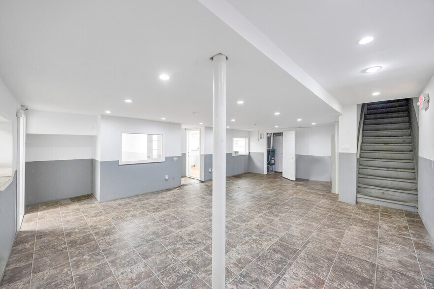 More Photos Of 28 Main St, Hempstead Storefront Retail Residential For Lease