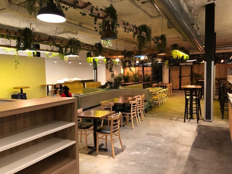 More Photos Of 5329 Av Du Parc, Montréal Storefront Retail Residential For Sale