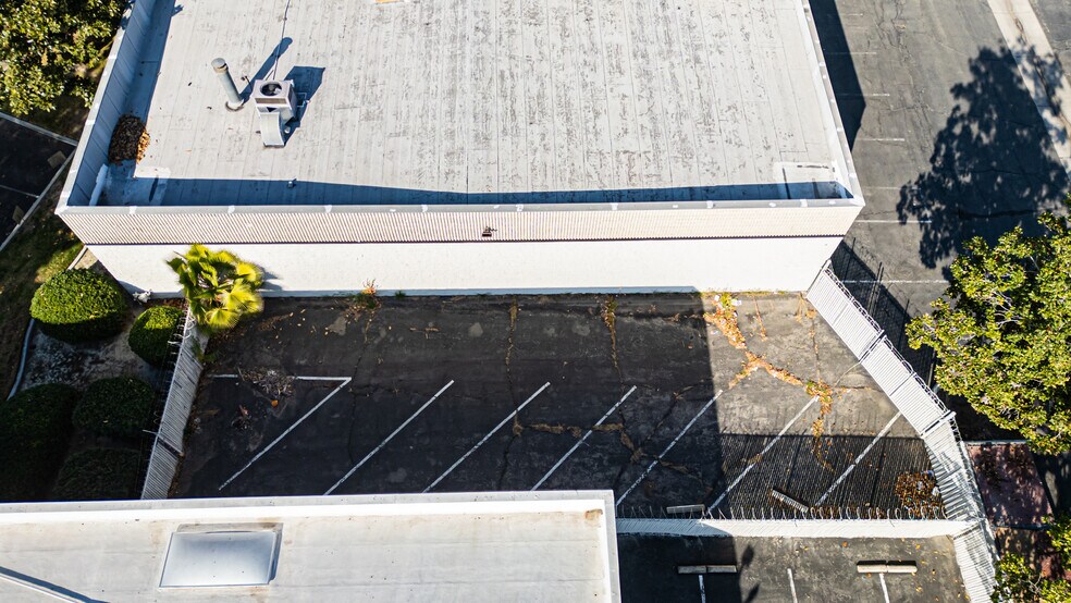 More Photos Of 1831 S Commercenter Dr W, San Bernardino Warehouse For Lease