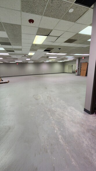 More Photos Of 8310-8350 S Madison St, Burr Ridge Light Distribution For Lease