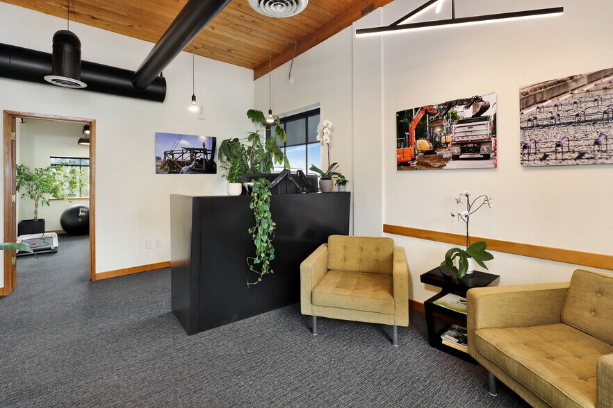 More Photos Of 1215 W Holly St, Bellingham Office For Sale
