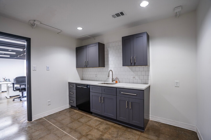 More Photos Of 2626 Sea Harbor Rd, Dallas Warehouse For Sale