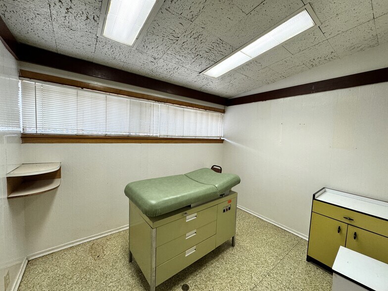 More Photos Of 7112 Lyons Ave, Houston Medical For Lease