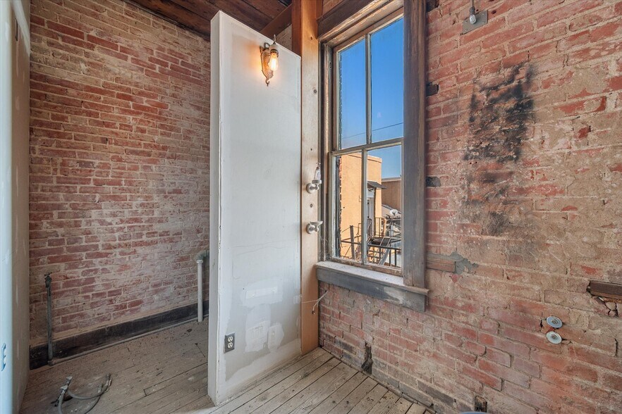 More Photos Of 107 S Beaton St, Corsicana Storefront For Sale