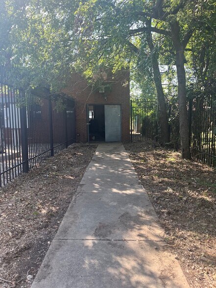 More Photos Of 4613 E R L Thornton Fwy, Dallas Office For Lease