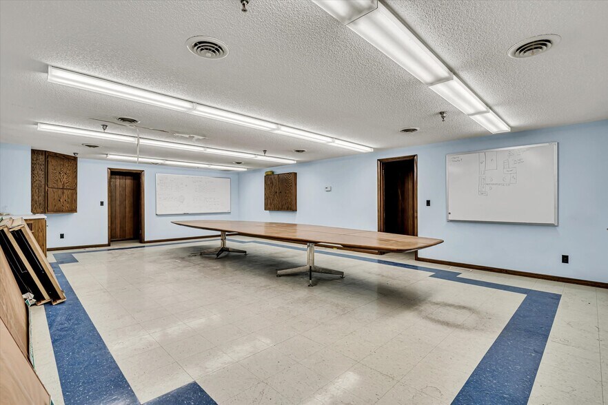 More Photos Of 202 1st St S, Kalona Manufacturing For Sale