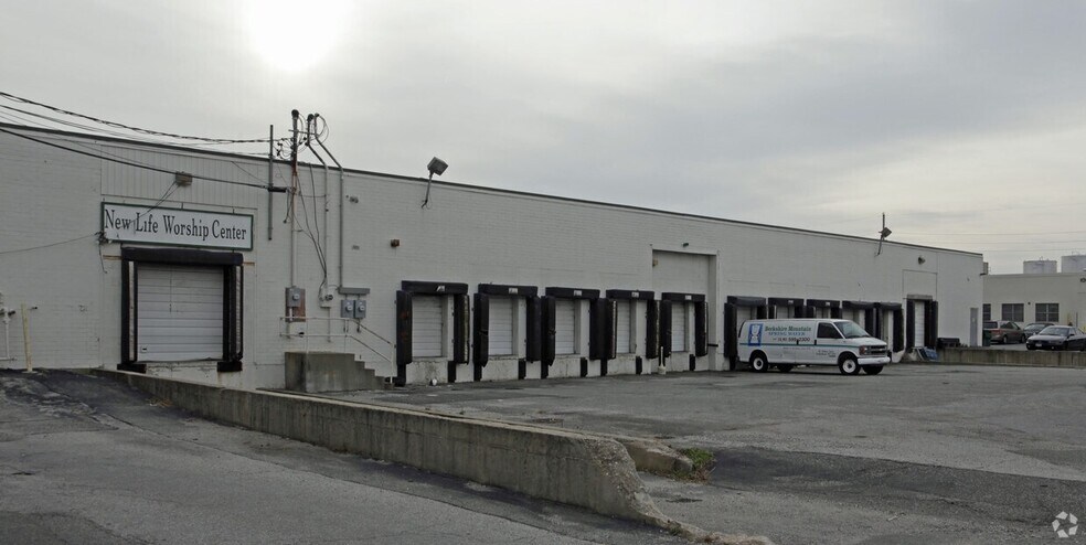 More Photos Of 7 Sidney Ct, Lindenhurst Warehouse For Sale