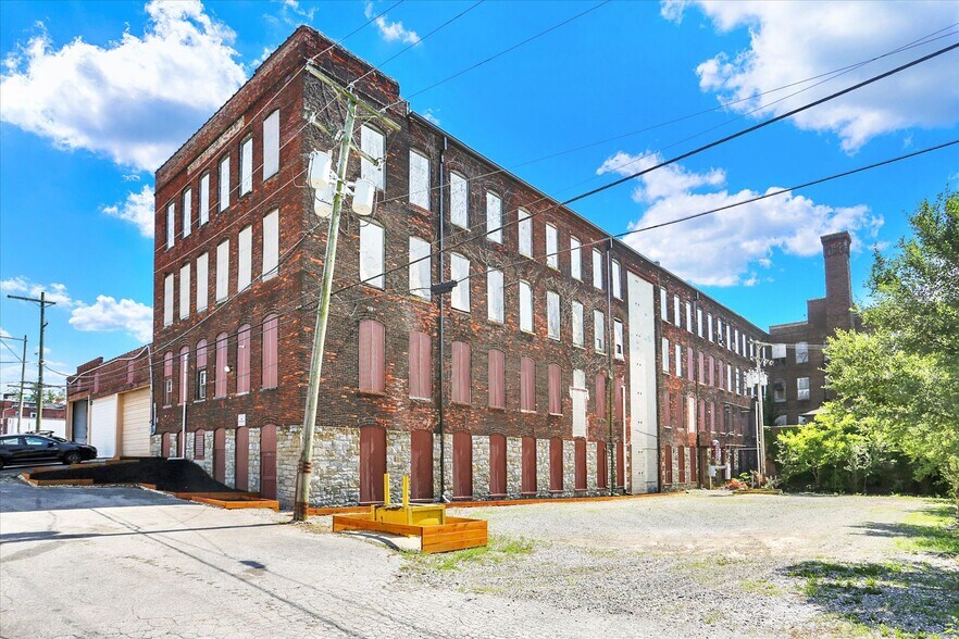 More Photos Of 701 E Hay St, York Warehouse For Lease