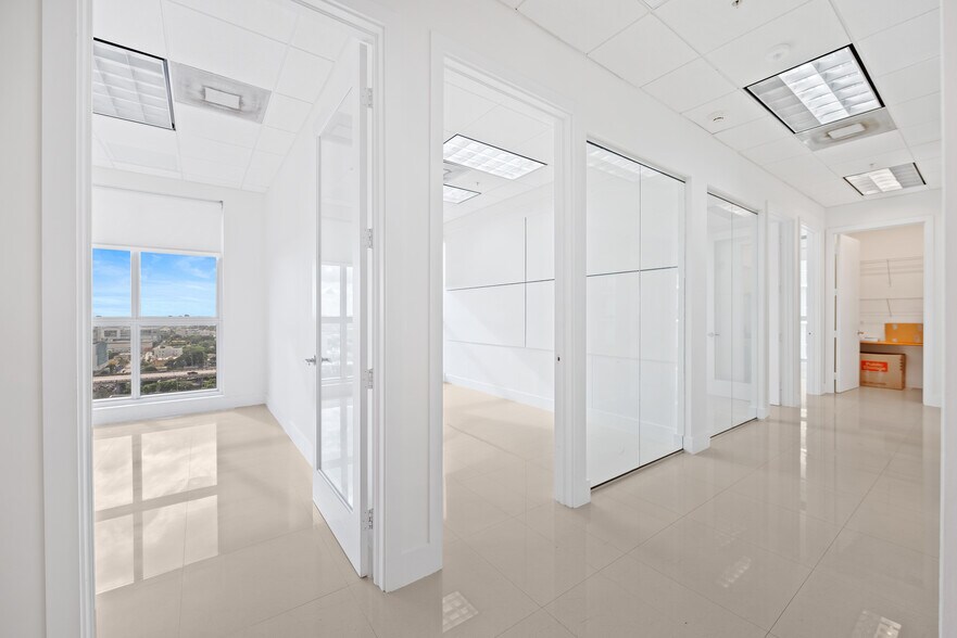More Photos Of 175 SW 7th St, Miami Medical For Lease