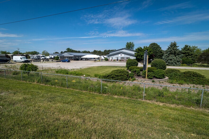 More Photos Of 1804 N Towanda Barnes Rd, Bloomington Flex For Lease