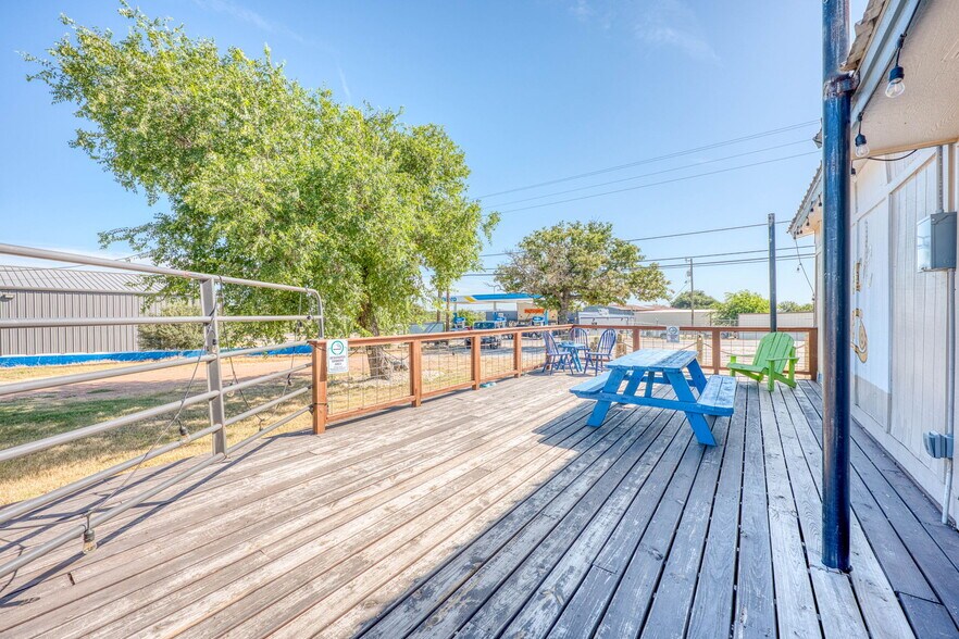 More Photos Of 106 Sunrise Dr, Sunrise Beach Restaurant For Sale