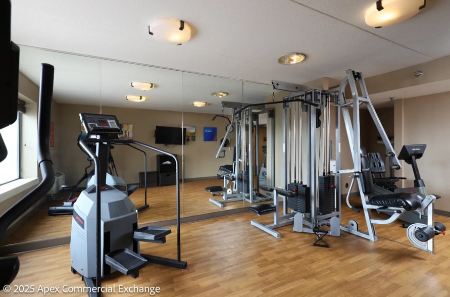 More Photos Of 525 N Canal Rd, Lansing Hotel For Sale