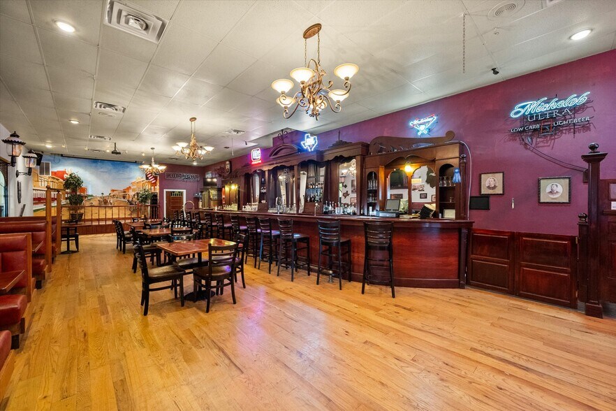 More Photos Of 107 S Beaton St, Corsicana Storefront For Sale