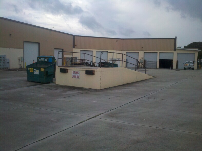 More Photos Of 567-585 Interstate Blvd, Sarasota Showroom For Lease