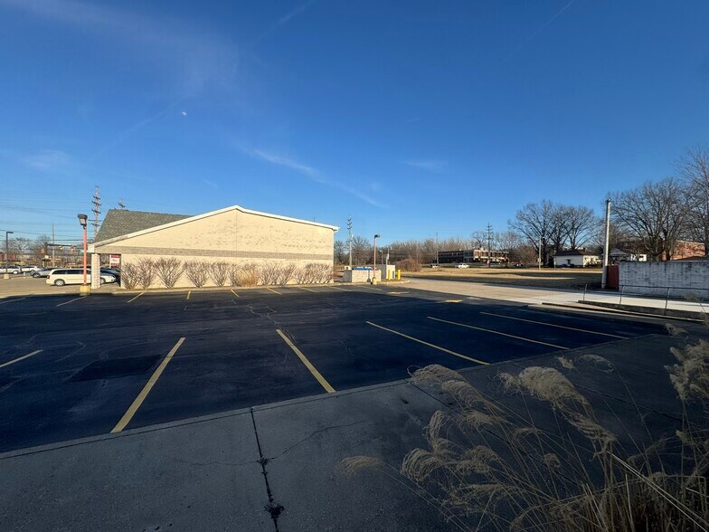 More Photos Of 13425 Snow Rd, Brook Park Freestanding For Lease