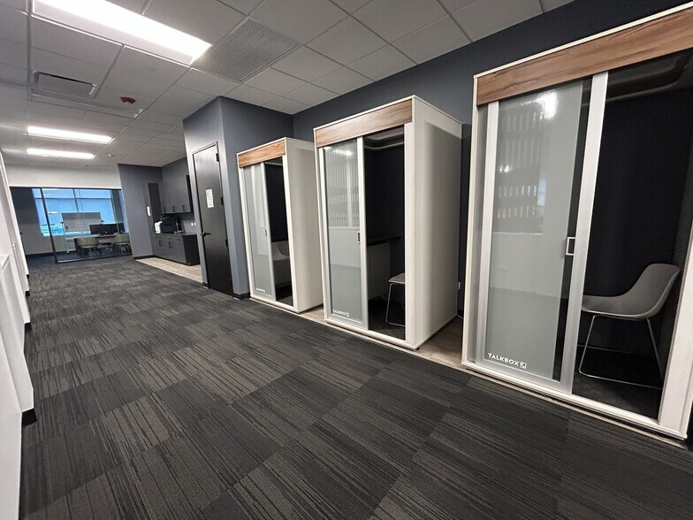 More Photos Of 265 Spring Lake Dr, Itasca Showroom For Lease