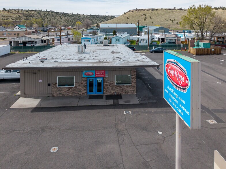 More Photos Of 40 Nw 4th St, Madras Auto Dealership For Lease