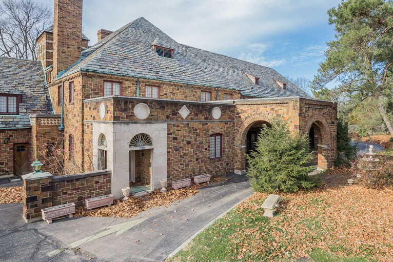 More Photos Of 3464 Central Pky, Cincinnati Funeral Home For Sale