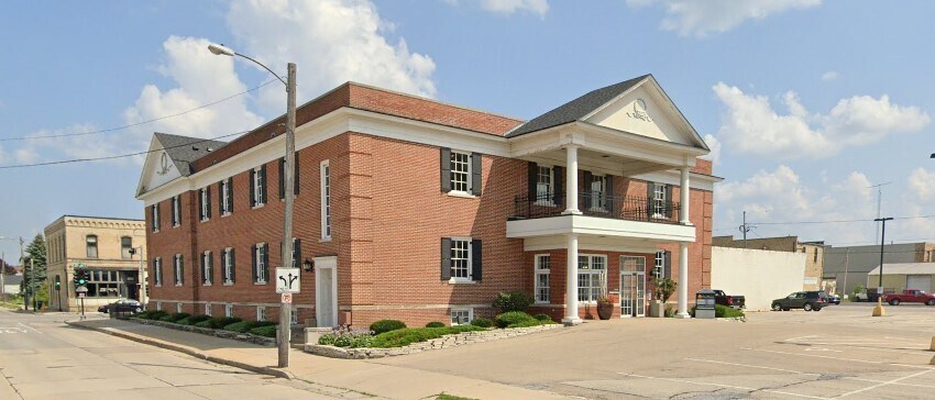 More Photos Of 601 Oregon St, Oshkosh Office For Lease
