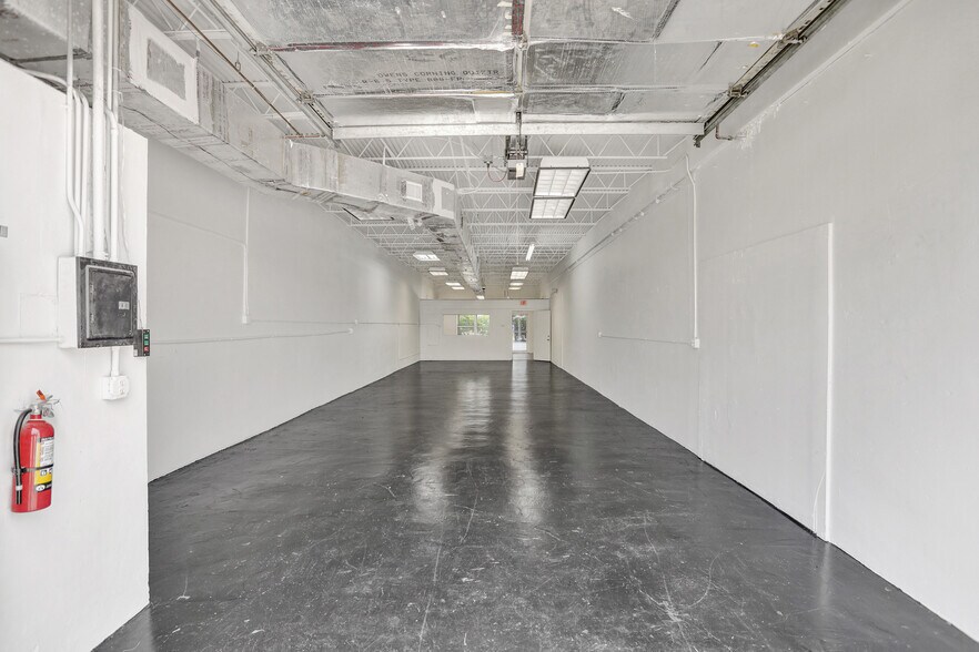 More Photos Of 3930-3948 NE 5th Ave, Oakland Park Warehouse For Lease