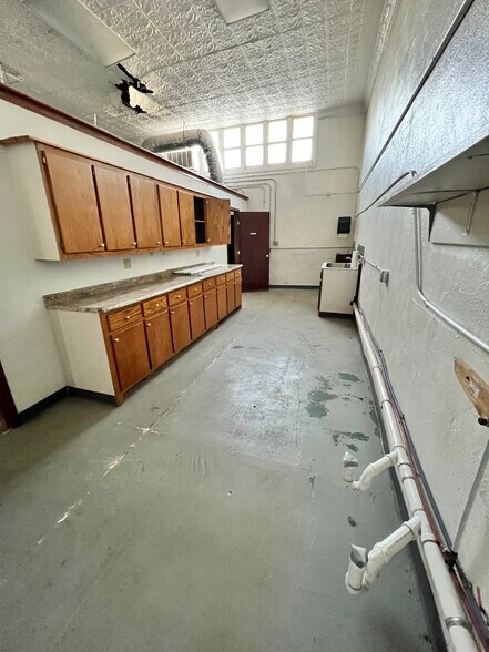 More Photos Of 317 S Main St, Lindsay General Retail For Sale