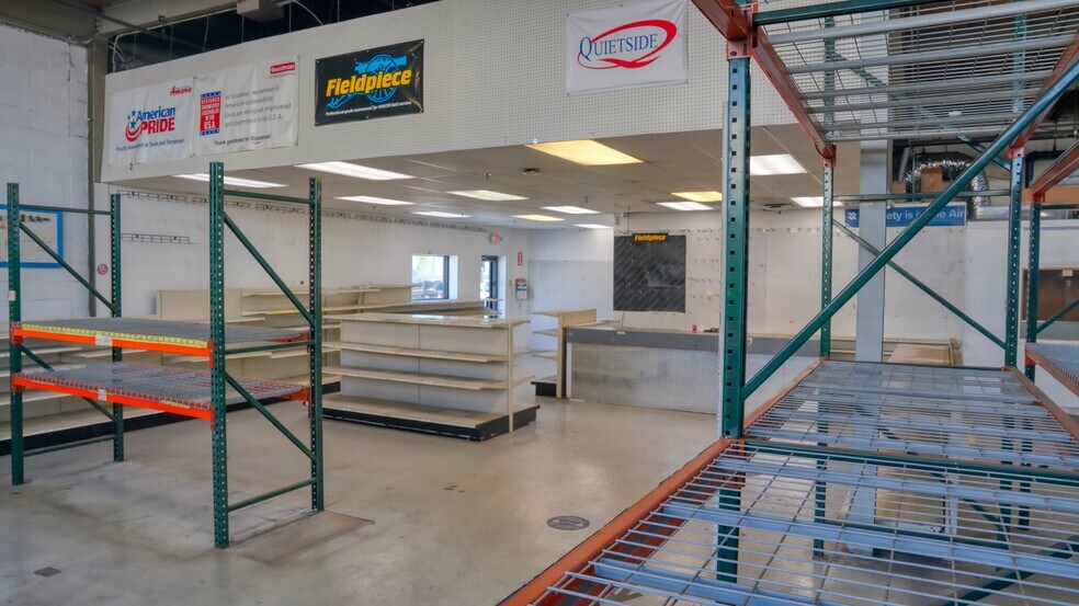 More Photos Of 34 Bennington Ave, Freeport Warehouse For Lease