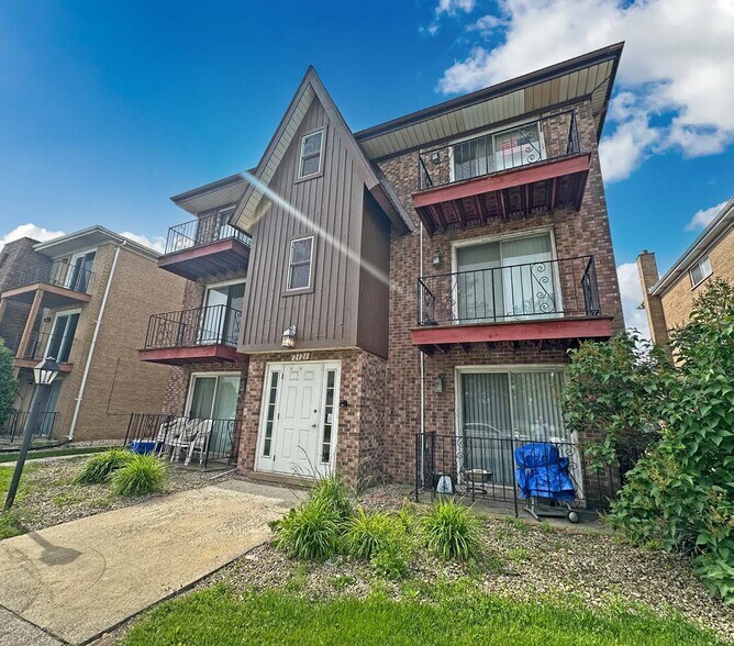 More Photos Of 2121 176th Pl, Lansing Apartments For Sale