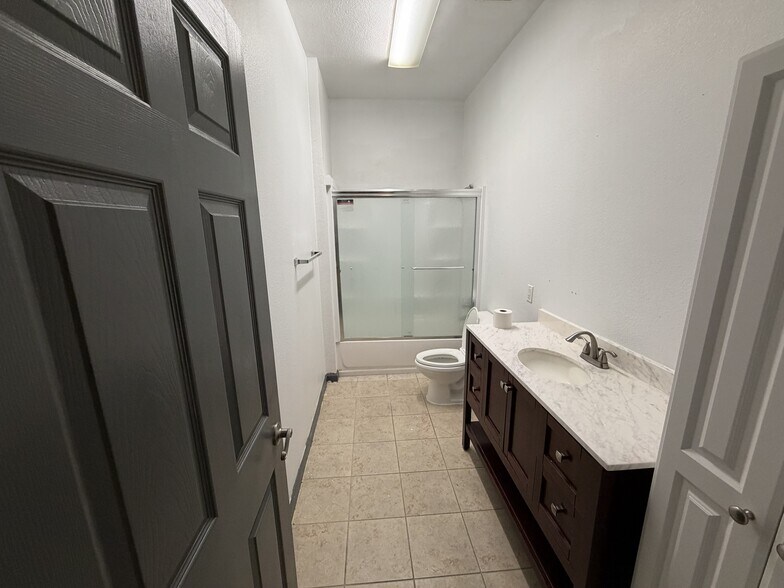 More Photos Of 7321 Wichita St, Forest Hill Self Storage For Lease