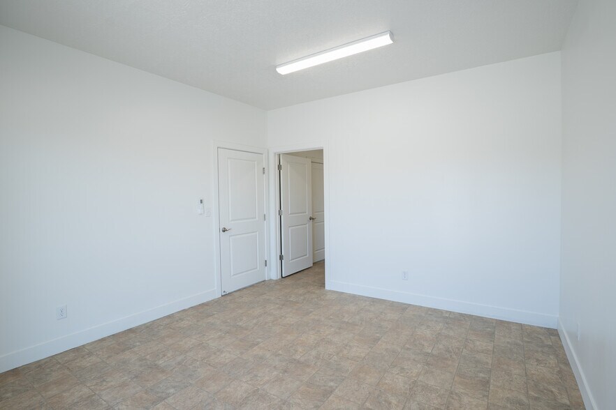 More Photos Of 925 Regional Rd park, Hurricane Industrial For Lease