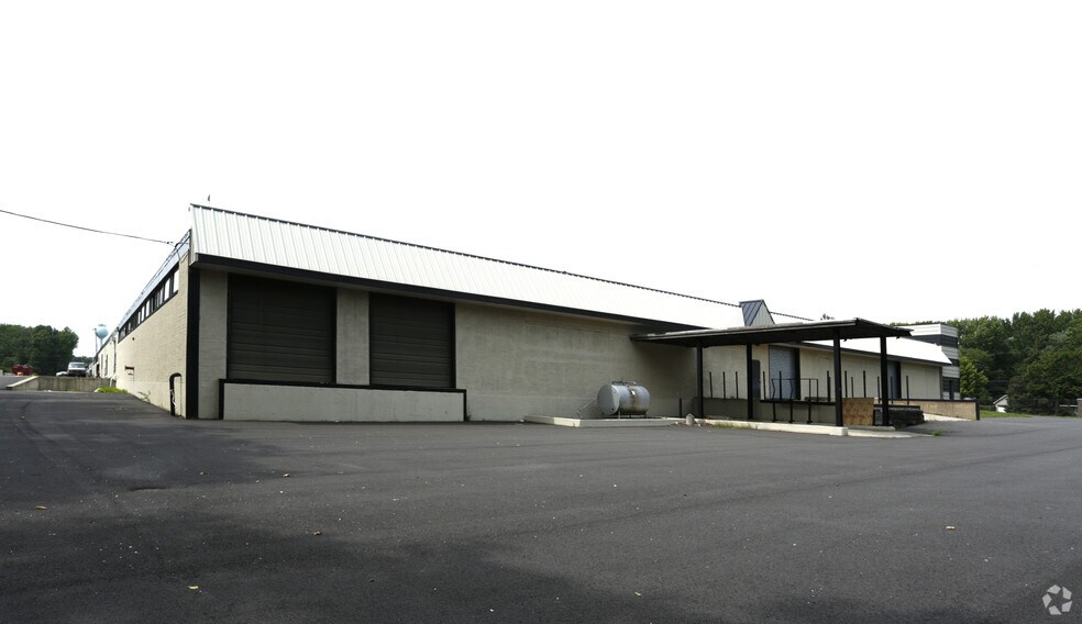 More Photos Of 100 Central Ave, Farmingdale Manufacturing For Lease