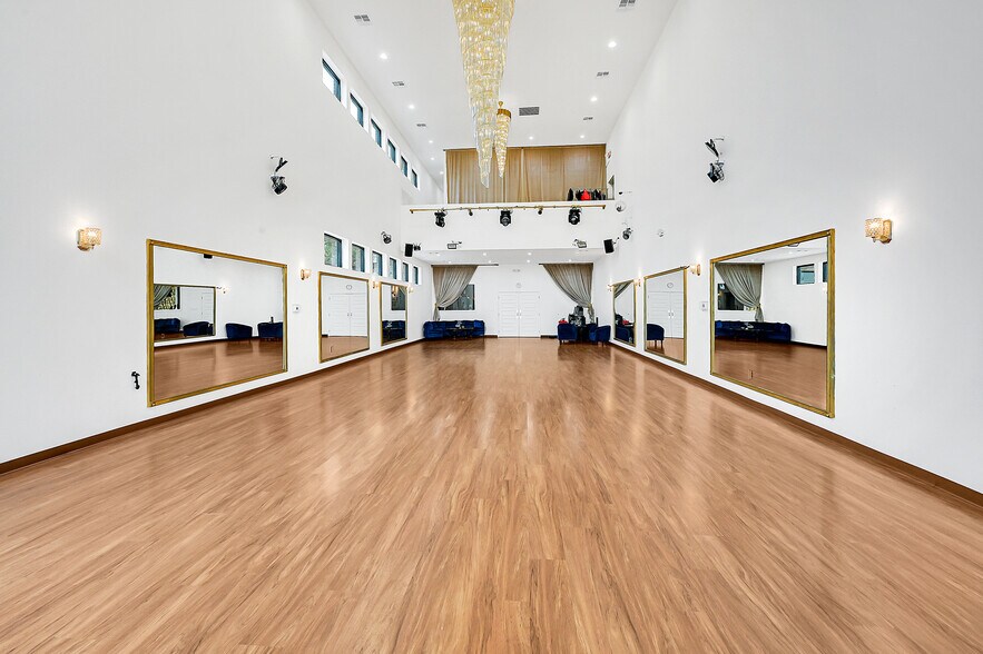 More Photos Of 20621 Westheimer Pky, Katy Freestanding For Sale