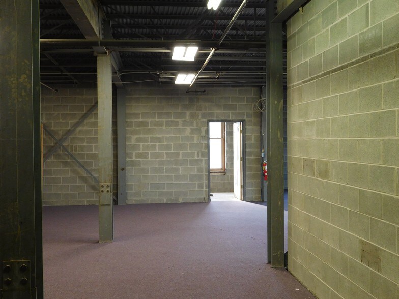 More Photos Of 701 Main St, Dresden Storefront For Lease