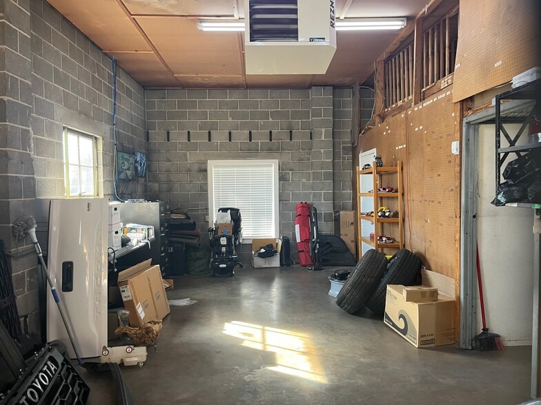 More Photos Of 925 Luke St, Irving General Retail For Sale