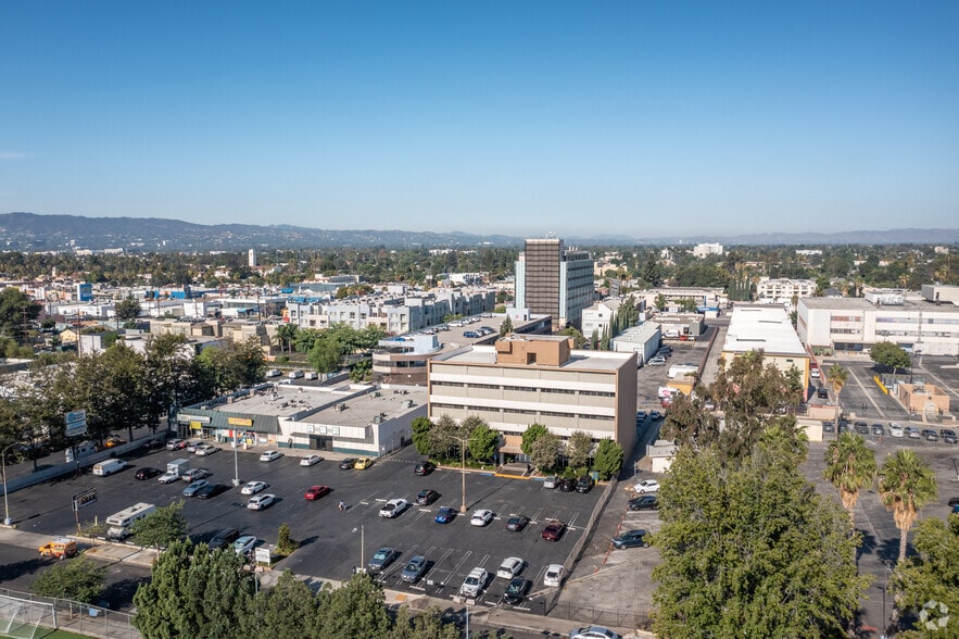 More Photos Of 6851 Lennox Ave, Van Nuys Office For Lease