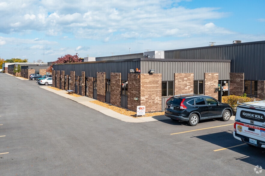 More Photos Of 1941-2019 Johns Dr, Glenview Warehouse For Lease