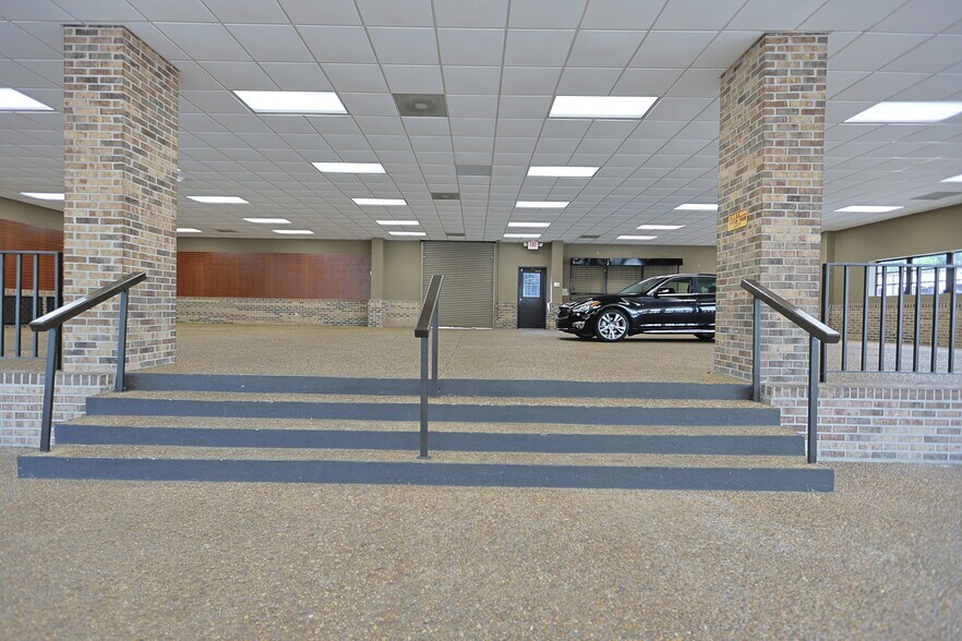 More Photos Of 705 N New Warrington Rd, Pensacola Auto Repair For Lease