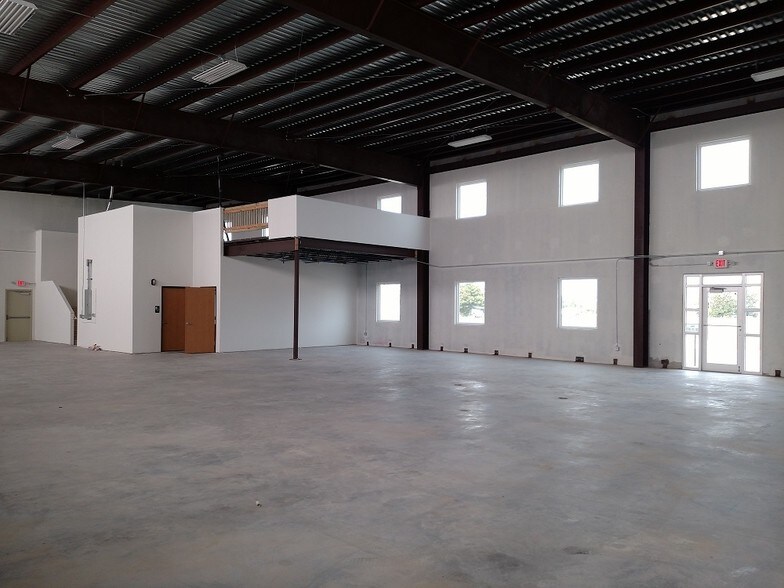 More Photos Of 850 Lawrence Rd, League City Light Distribution For Sale